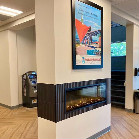 Howard Johnson By Wyndham Winnipeg West Экстерьер фото