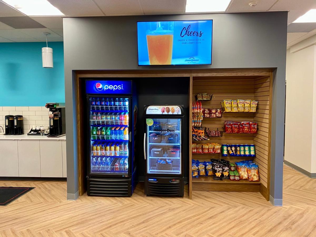 Howard Johnson By Wyndham Winnipeg West Экстерьер фото