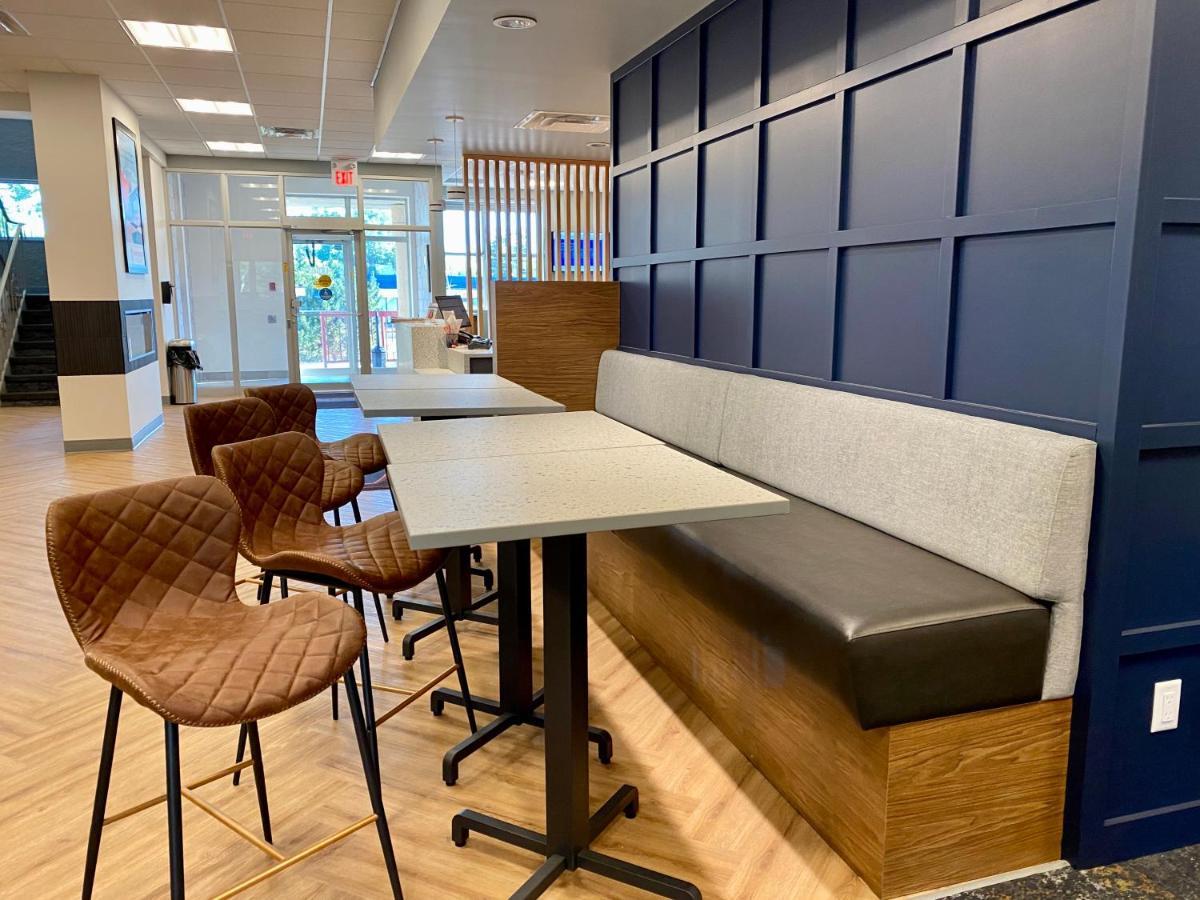 Howard Johnson By Wyndham Winnipeg West Экстерьер фото