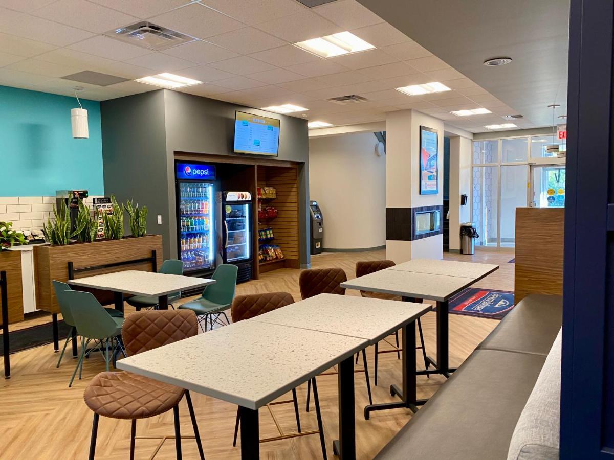 Howard Johnson By Wyndham Winnipeg West Экстерьер фото