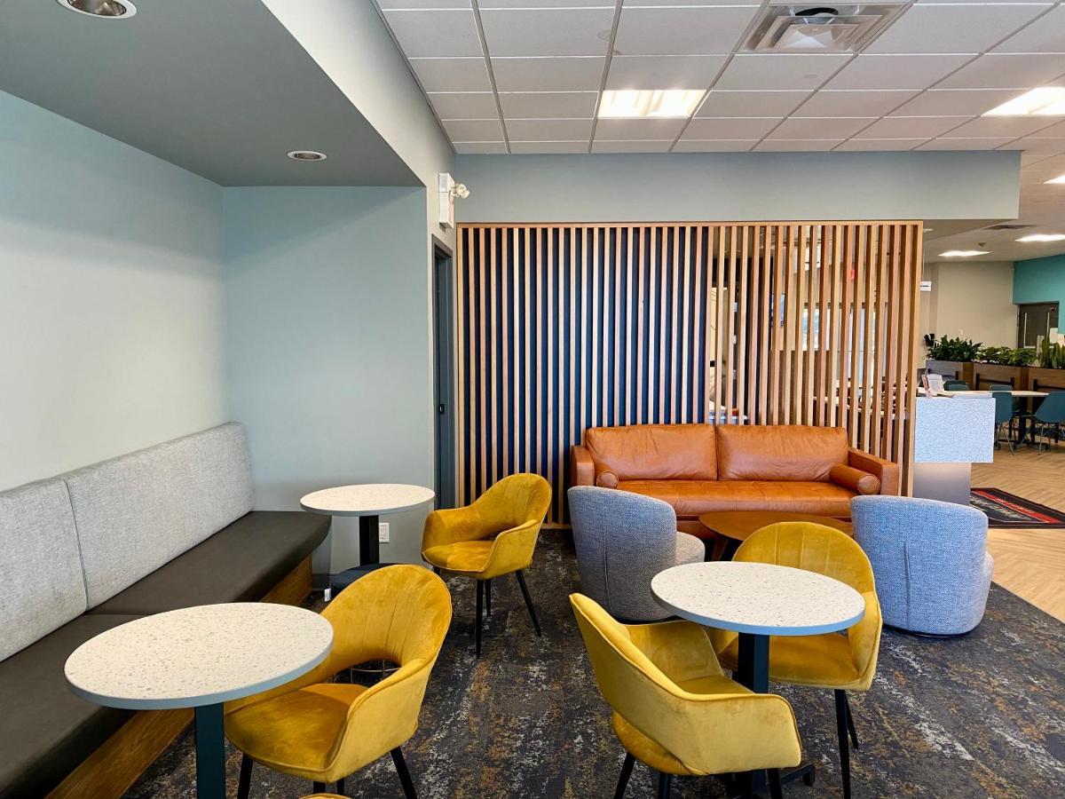 Howard Johnson By Wyndham Winnipeg West Экстерьер фото