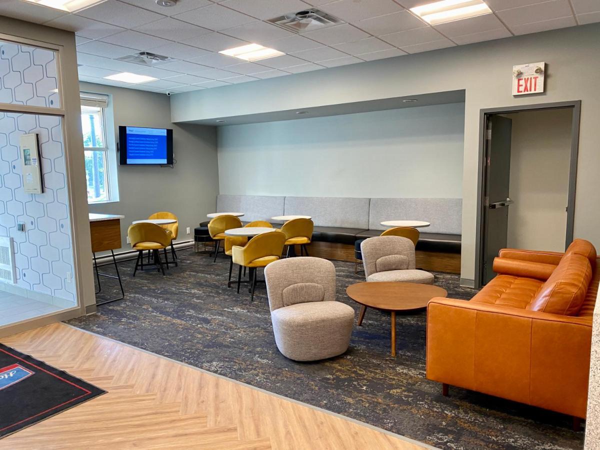 Howard Johnson By Wyndham Winnipeg West Экстерьер фото