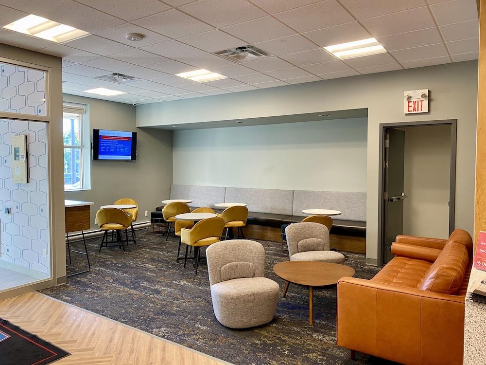Howard Johnson By Wyndham Winnipeg West Экстерьер фото