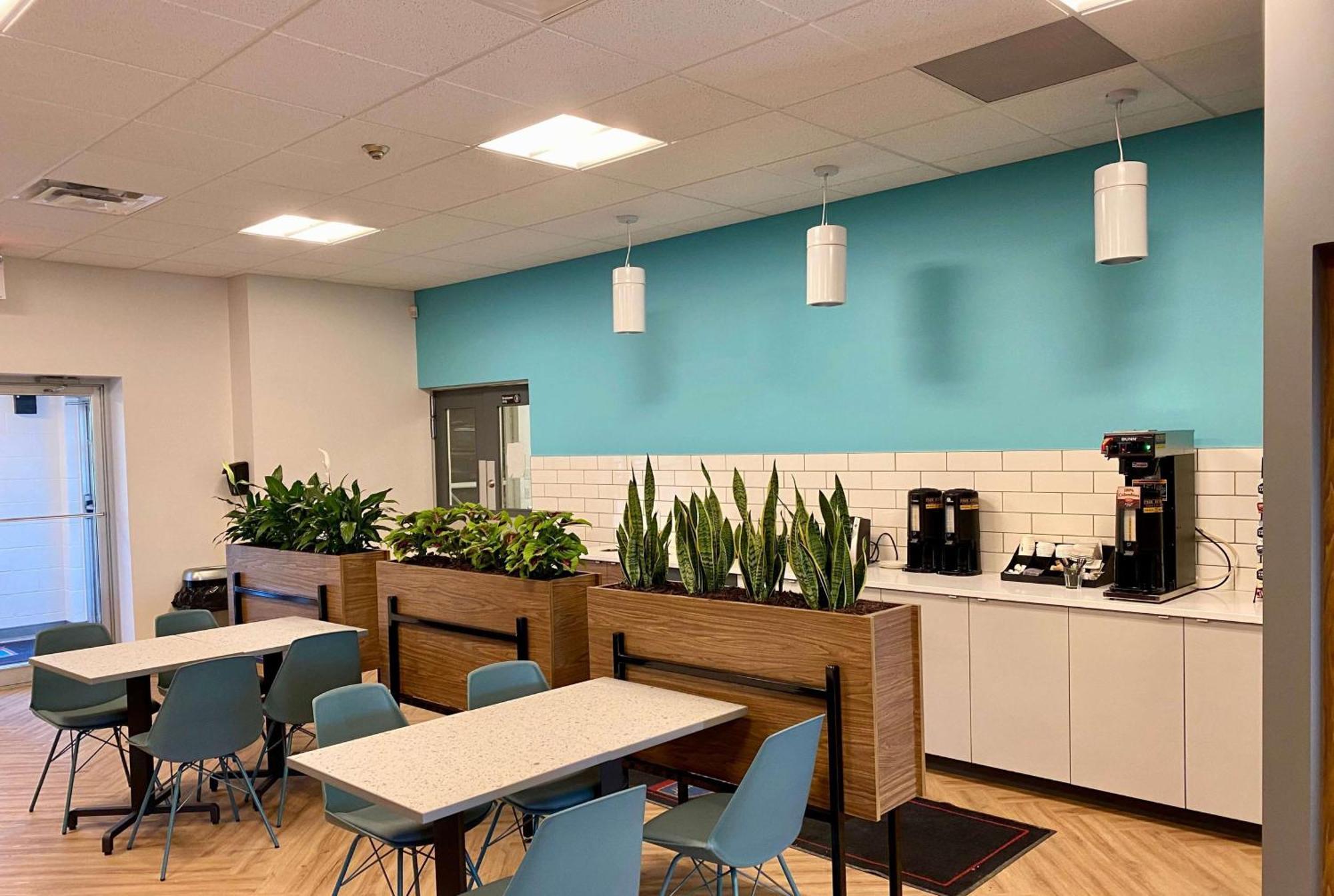 Howard Johnson By Wyndham Winnipeg West Экстерьер фото