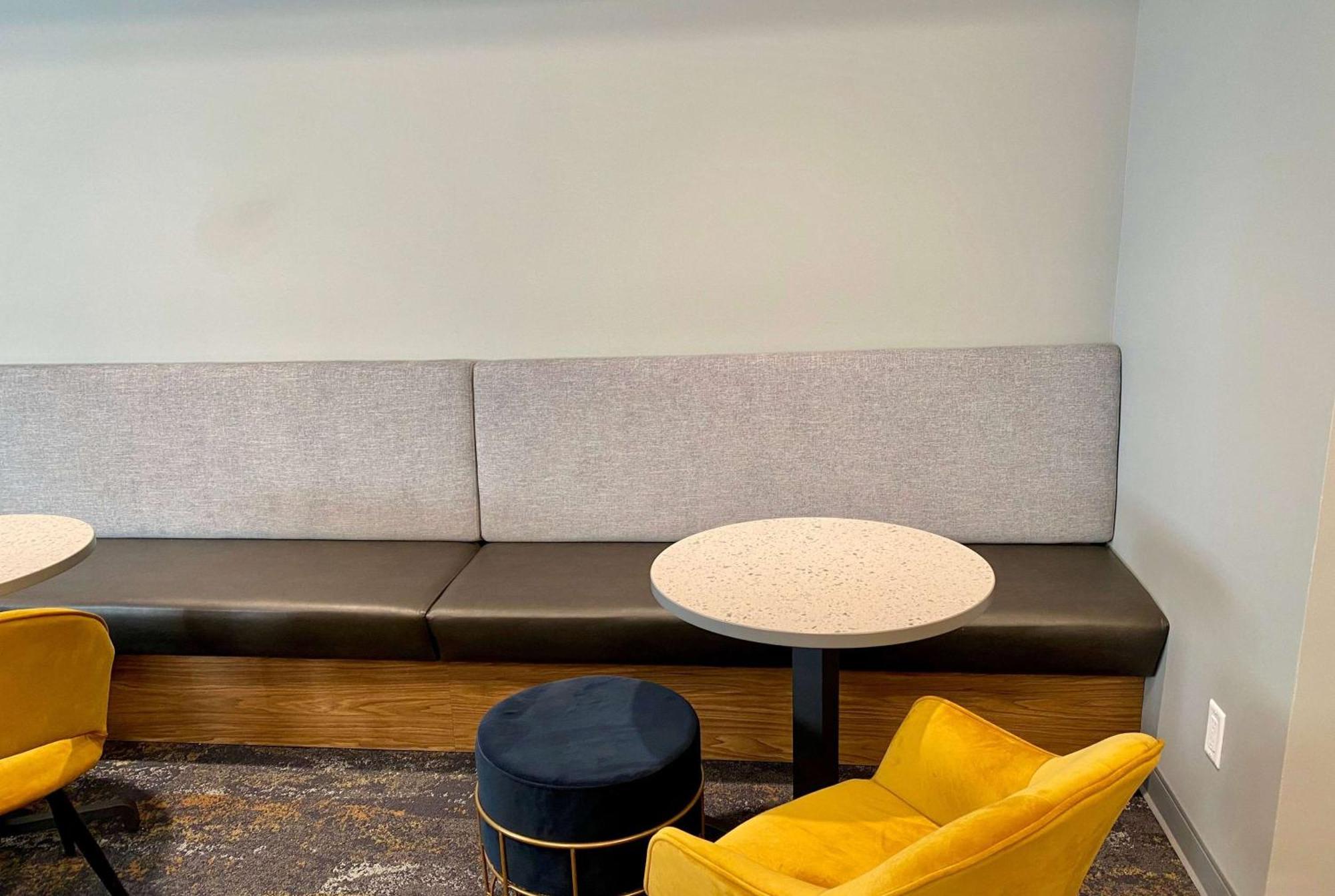 Howard Johnson By Wyndham Winnipeg West Экстерьер фото