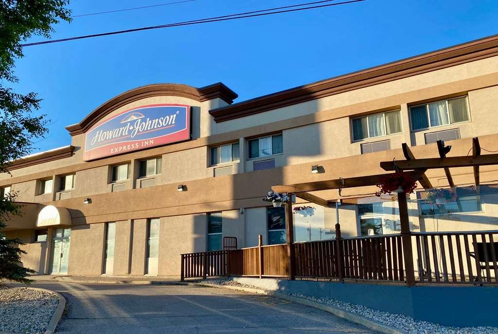 Howard Johnson By Wyndham Winnipeg West Экстерьер фото