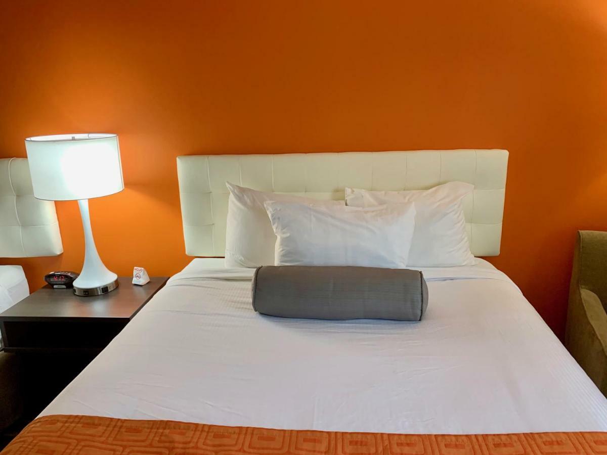 Howard Johnson By Wyndham Winnipeg West Экстерьер фото