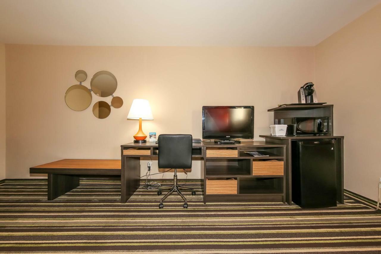 Howard Johnson By Wyndham Winnipeg West Экстерьер фото